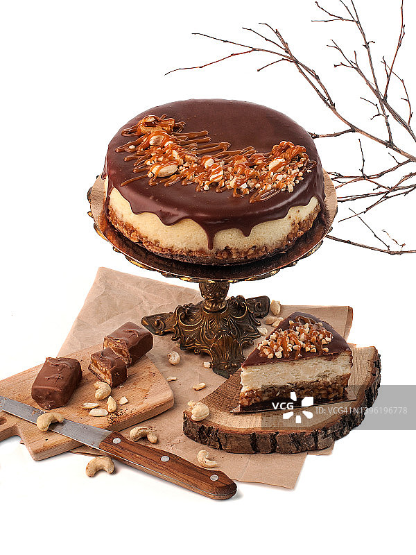 士力架巧克力芝士蛋糕，腰果点缀图片素材