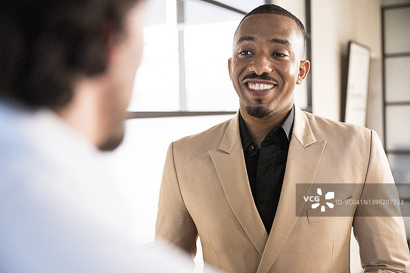 利雅得商人面对面交谈的自然 портрет图片素材