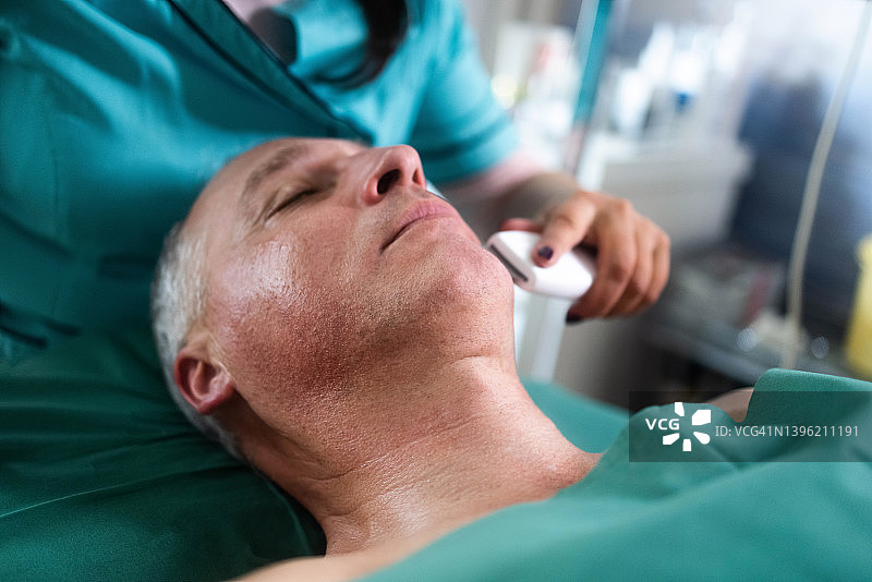 中年男人接受面部美容护理图片素材