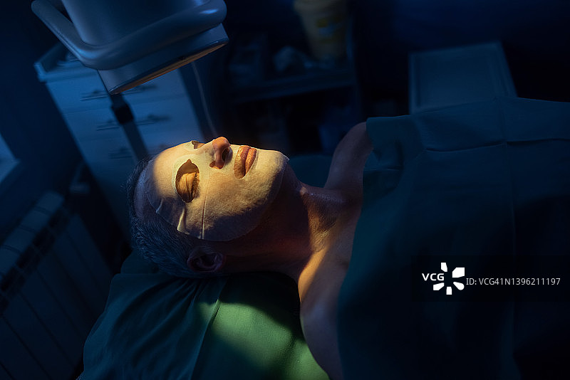 戴着净化面具的男人图片素材