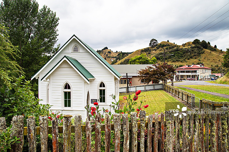 阴天，旺格莫莫纳教堂与历史悠久的酒店，被遗忘的世界高速公路，马纳瓦图-旺加努伊，新西兰图片素材