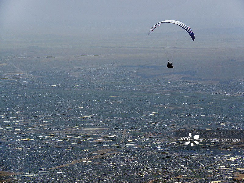 在新墨西哥州阿尔伯克基市上空玩滑翔伞图片素材