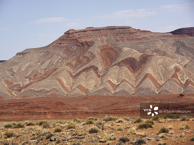 犹他州墨西哥帽圣胡安河沿岸被侵蚀的悬崖图片素材