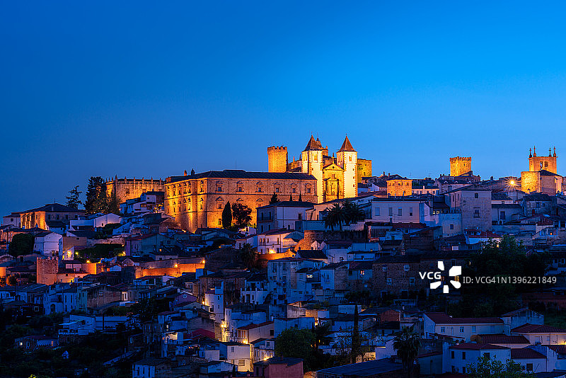 卡塞雷斯市老城天际线美景图片素材