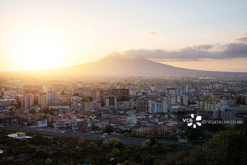 日落时分的维苏威火山，意大利那不勒斯帕加尼图片素材