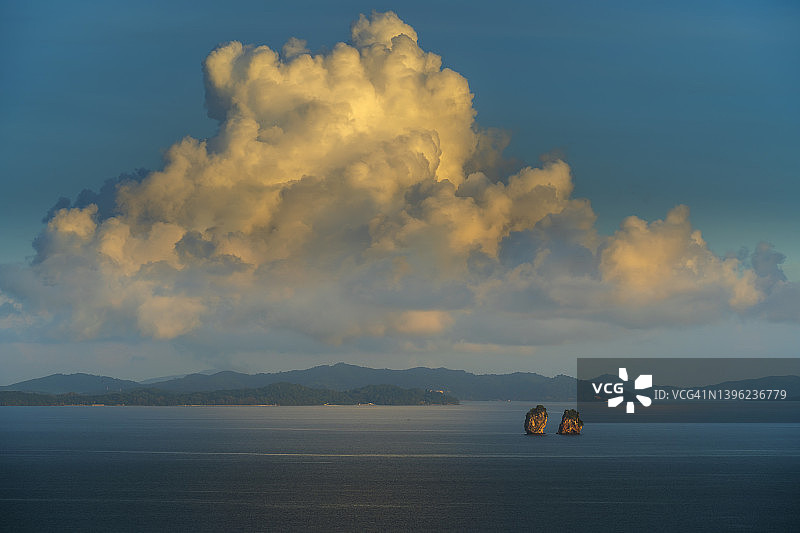 泰国普吉岛和甲米府之间瑶亚岛的傍晚景色图片素材