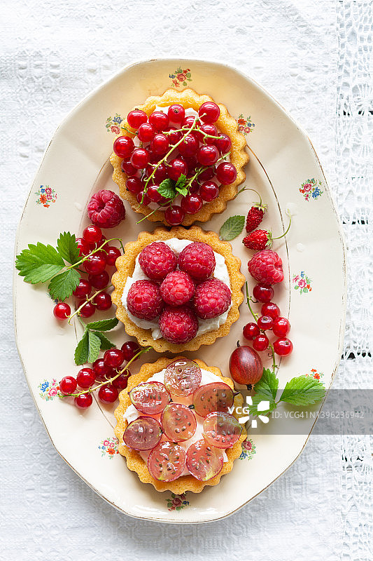奶油和浆果迷你派图片素材