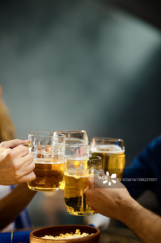 举杯畅饮啤酒庆祝图片素材