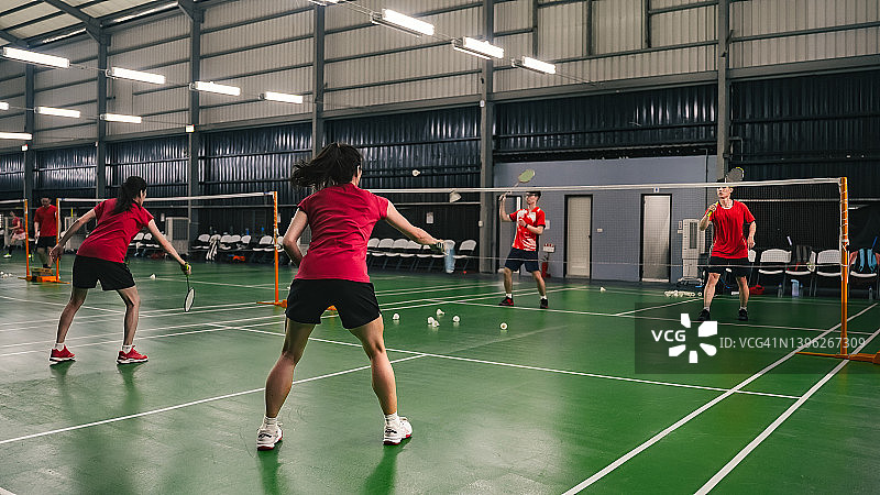 《羽毛球精神》羽毛球热身图片素材