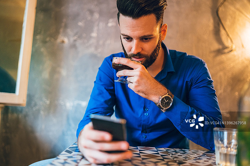 咖啡时间与手机图片素材