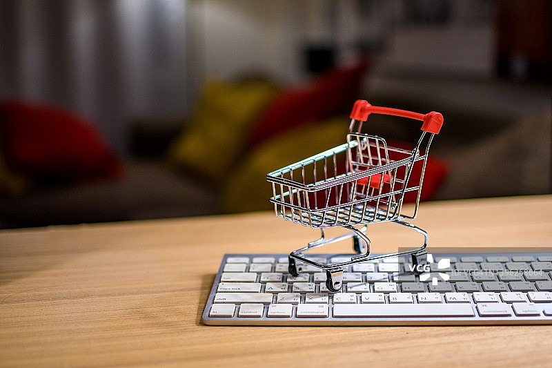 电脑键盘上的购物车特写图片素材