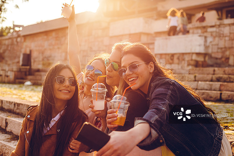 喝橙汁自拍图片素材