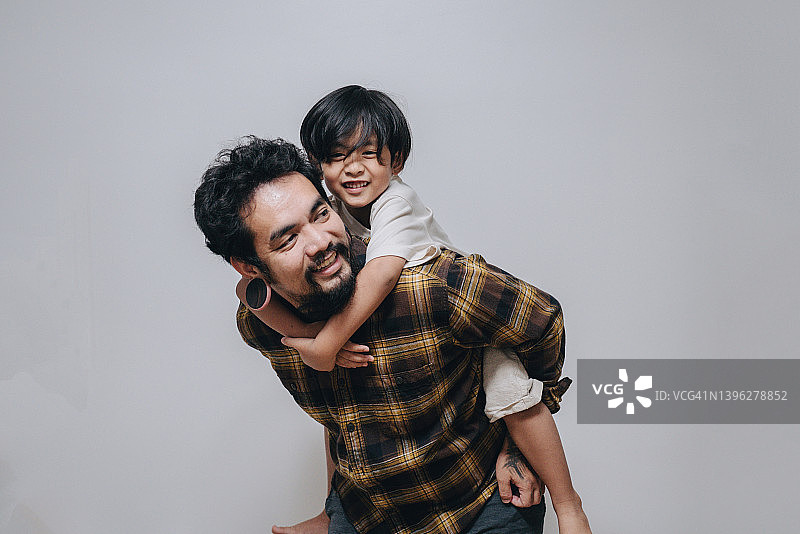 家中温馨的父子拥抱图片素材