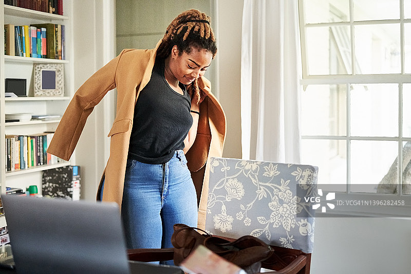 穿长款外套的非洲裔女性图片素材