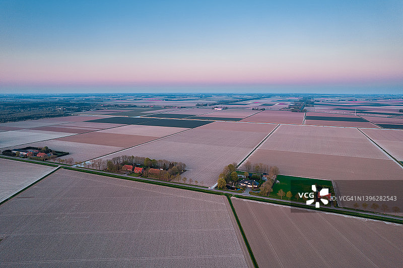 荷兰诺德奥斯特波尔德航拍郁金香花田与农舍图片素材