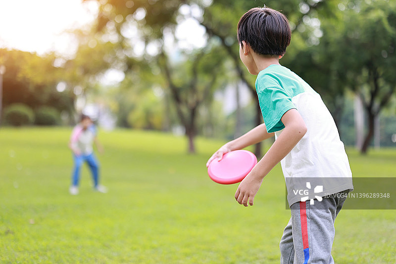 男孩玩飞盘图片素材