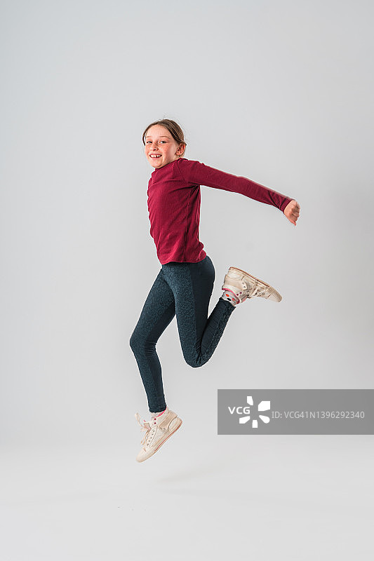 在工作室跳跃的白人少女图片素材