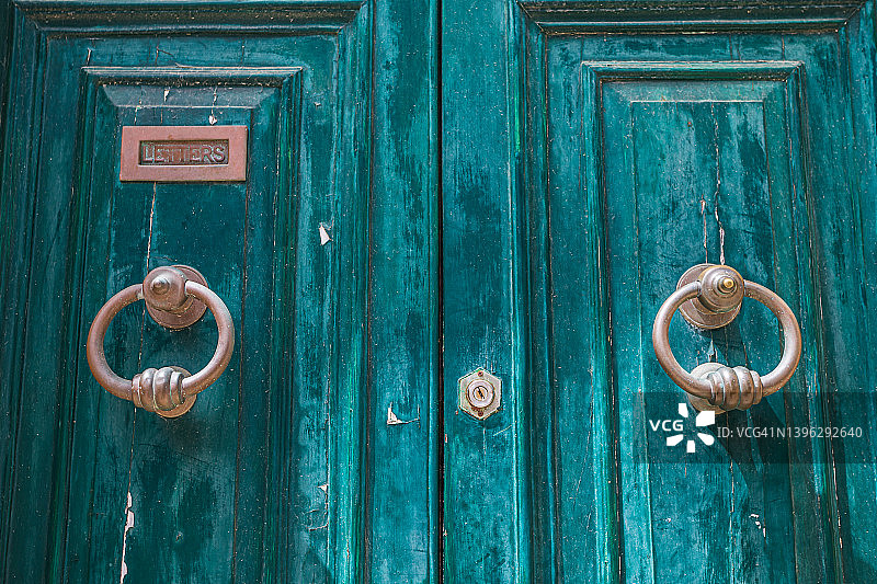风化门上的门环图片素材
