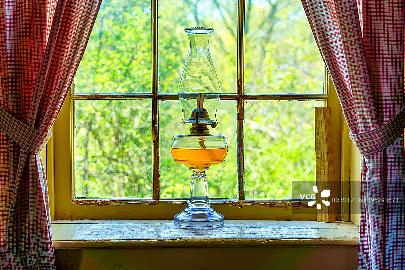 窗户上的油灯图片素材