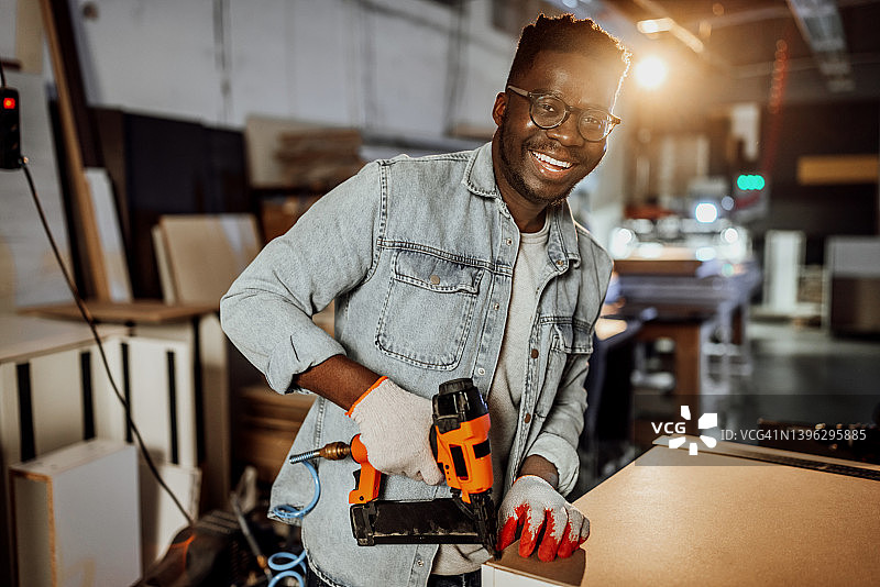 木匠使用射钉枪的肖像图片素材
