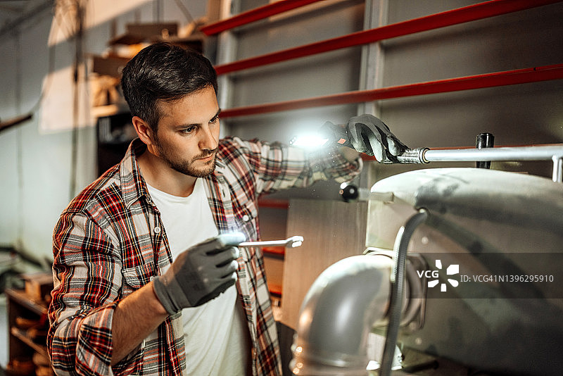 木匠调整木材切割机图片素材