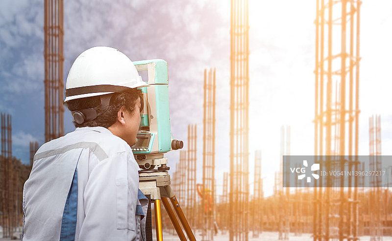 工程师和经纬仪用于建筑工程、土地测量和施工设备，施工现场的测量设备图片素材