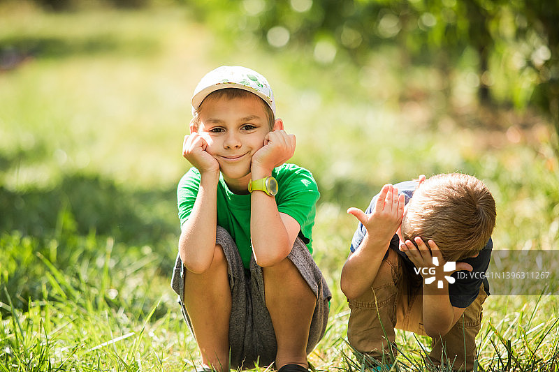 花园里的两兄弟图片素材