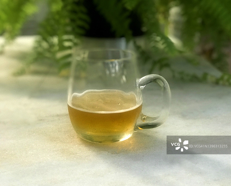 大理石桌上的啤酒杯图片素材