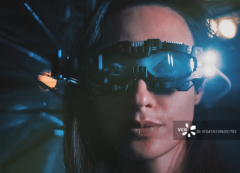 未来主义霓虹城市中的元宇宙女性图片素材