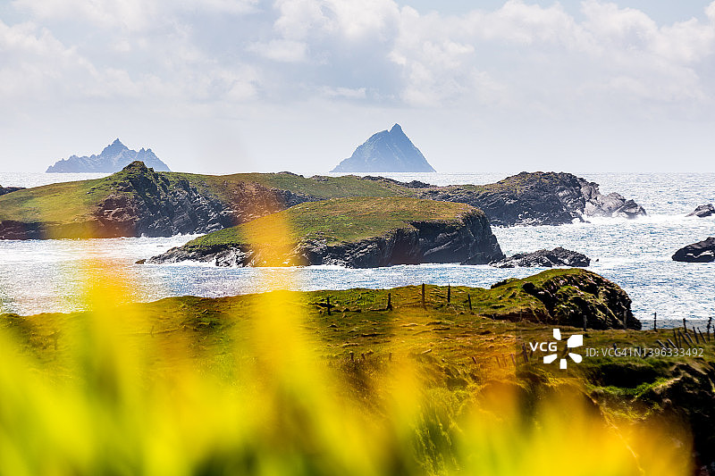 从海岸观看斯凯利格群岛图片素材