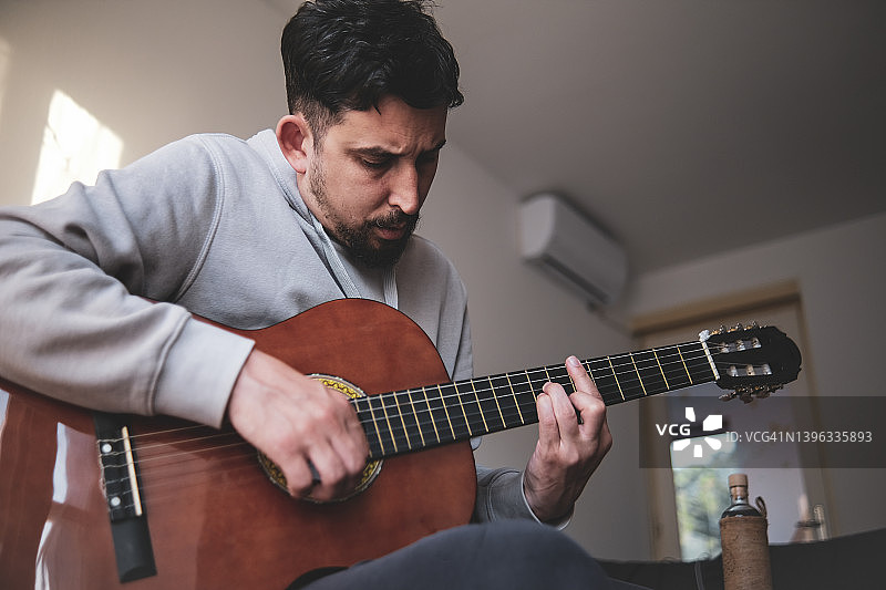 专注于演奏原声吉他图片素材