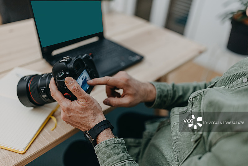 在家工作的中年摄影师图片素材