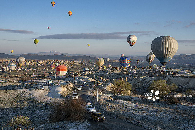在土耳其中部安纳托利亚内夫谢希尔卡帕多奇亚乘坐热气球图片素材