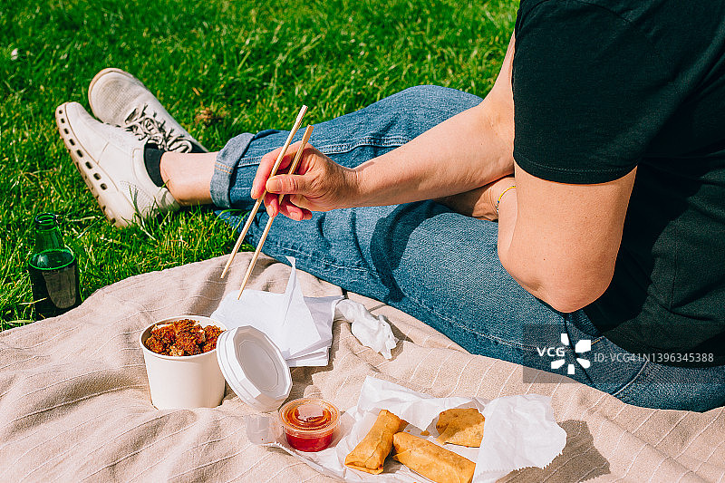 女人在户外享用午餐图片素材