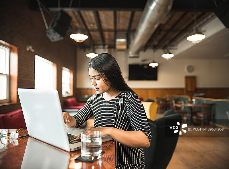 印度年轻女企业主在她的场地图片素材