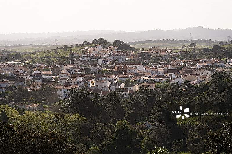 从葡萄牙西南部罗塔文森蒂娜徒步小径看到的塞卡尔杜阿连特茹村庄图片素材