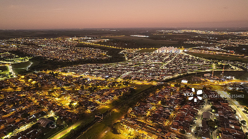 日落时分的住宅区鸟瞰图片素材