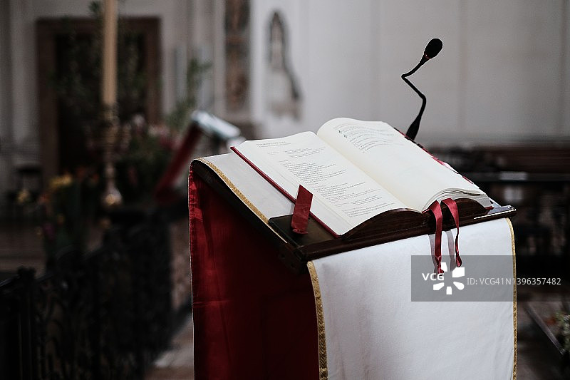 教堂里的圣书图片素材
