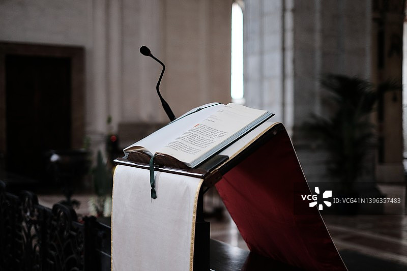教堂里的圣经图片素材