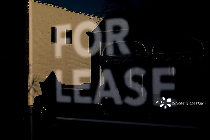 店面橱窗反射的“出租”商业标牌图片素材