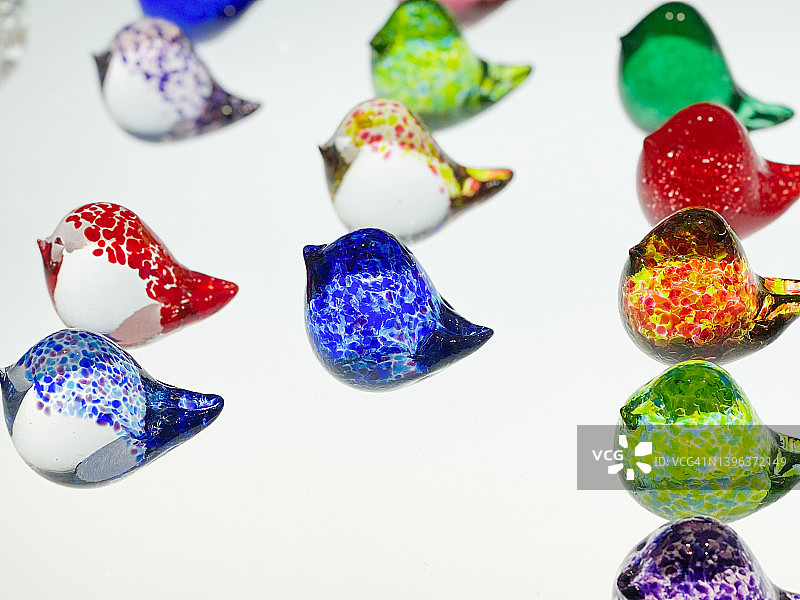 各色玻璃鸟背景图片素材