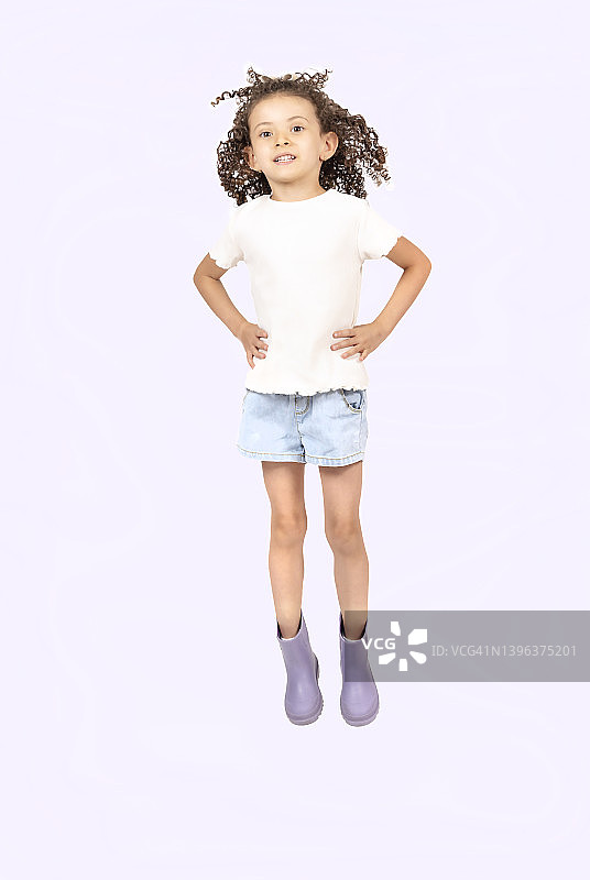 跳跃的小女孩图片素材