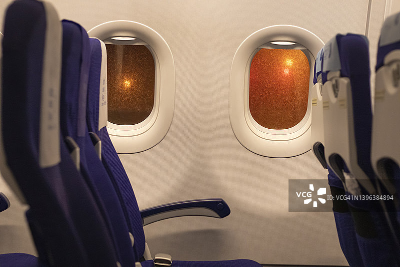 夜晚空旷的飞机座位图片素材