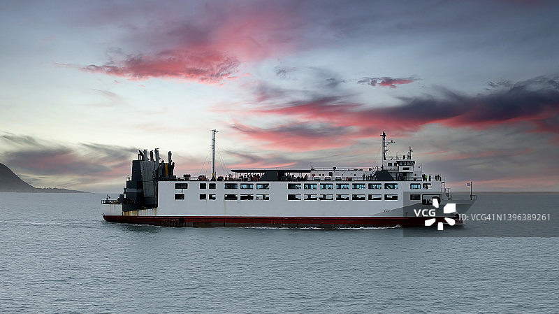 美丽天空背景下航行的渡轮图片素材