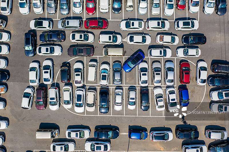无人机视角的停车场车祸事故图片素材
