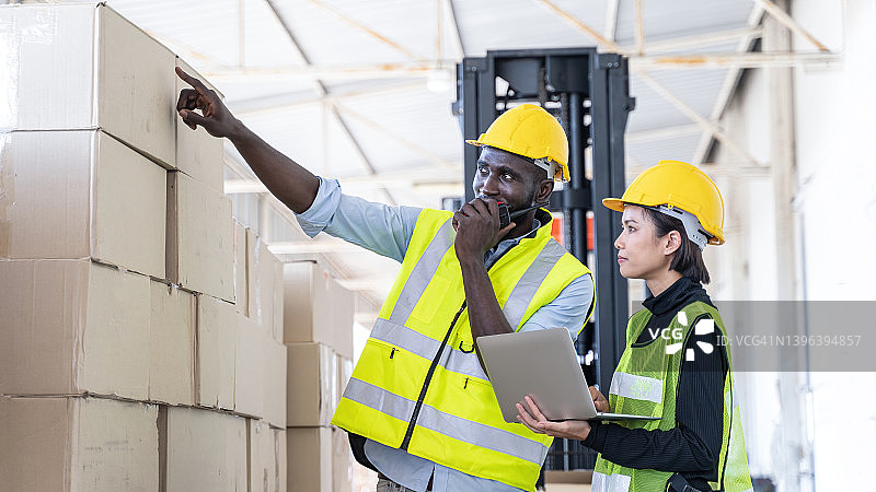 仓库工作人员检查产品库存量，东南亚仓库概念图片素材