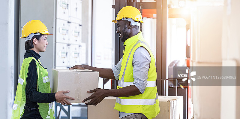 仓库工作人员检查产品库存量，东南亚仓库概念图片素材