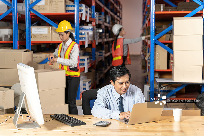 在航运业工作的亚洲商店员工，经理和女员工在仓库工厂的货架上检查存储产品的数量图片素材