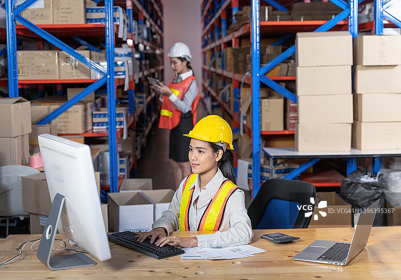 在航运工业工作的亚洲女工程师，检查仓库货架上的存储产品数量图片素材