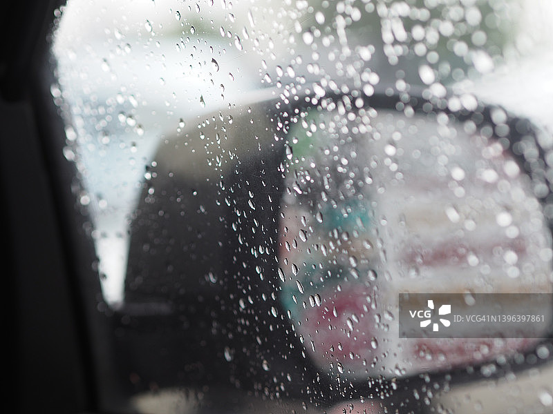 雨落在玻璃上，车内视角图片素材